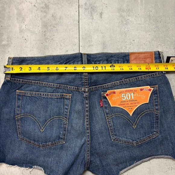 NEW LEVI'S 501 Denim Jean Shorts Women's Button Fly Hem Fray Medium Wash Size 31 - Picture 7 of 8